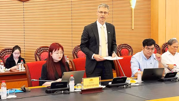 Ông Douglas Snyder phát biểu tại Hội thảo.