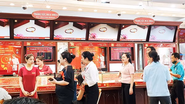 Khách xếp hàng để mua bán vàng . Ảnh: NGUYỆT ANH