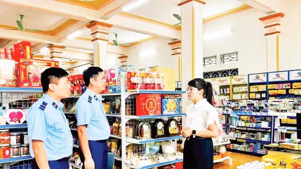 Lực lượng Quản lý thị trường kiểm tra các cơ sở kinh doanh trên địa bàn (Ảnh VIẾT VINH)