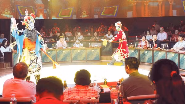 Một chương trình nghệ thuật phục vụ khách du lịch tại Thành phố Hồ Chí Minh (Ảnh MẠNH HẢO)