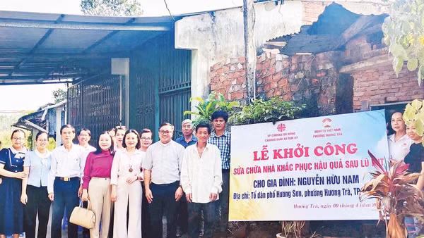 Mặt trận phường Hương Trà tổ chức lễ khởi công sửa chữa nhà cho gia đình ông Nguyễn Hữu Nam.