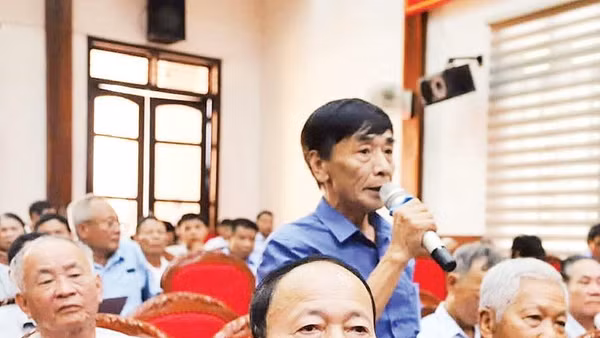 Người dân xã Cẩm Xuyên góp ý phương án sắp xếp thôn, tổ dân phố trên địa bàn.