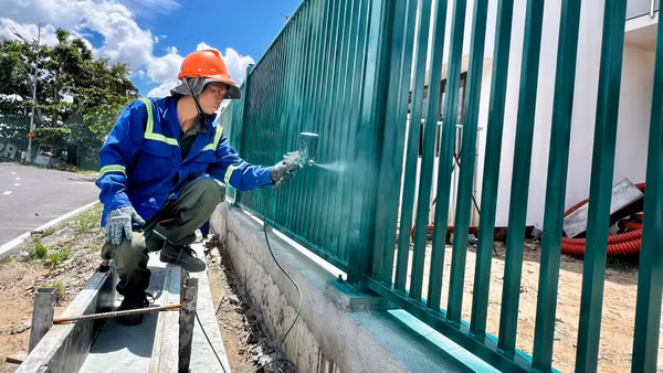 Công nhân sơn tường rào tại dự án ngăn triều Tân Thuận.