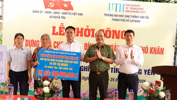 Đại diện Bộ Công an, lãnh đạo xã Nghĩa Trụ, lãnh đạo Trường đại học Giao thông vận tải Thành phố Hồ Chí Minh trao kinh phí xây nhà mới đến gia đình bà Bùi Thị Khoản, thôn Thọ Vực, xã Nghĩa Trụ. (Nguồn: UTH)
