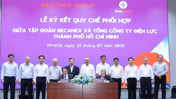 Lãnh đạo EVNHCMC và Becamex Group ký kết và chứng kiến nghi thức ký kết Quy chế phối hợp giữa hai đơn vị.