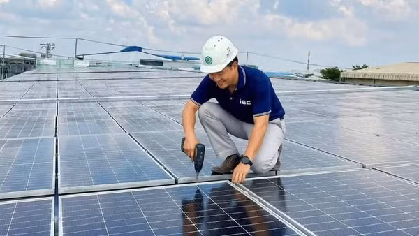 Lắp đặt điện mặt trời tại một doanh nghiệp. (Ảnh: Lê Anh)