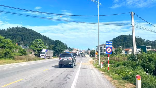 Biển công trường đang thi công, hạn chế tốc độ tối đa 50km/h tại Km66+800, tuy nhiên lại không có công trình nào đang thi công tại đây. (Ảnh: Báo Xây dựng)