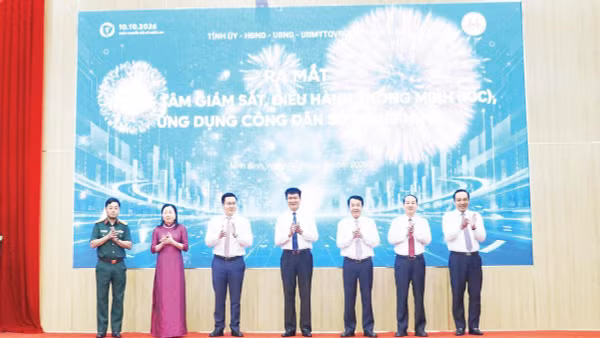 Lãnh đạo tỉnh Ninh Bình và đại diện Tập đoàn Công nghiệp Viễn thông Quân đội Viettel thực hiện nghi thức ra mắt Trung tâm giám sát, điều hành thông minh (IOC) và Ứng dụng Công dân số NinhBinh-S.