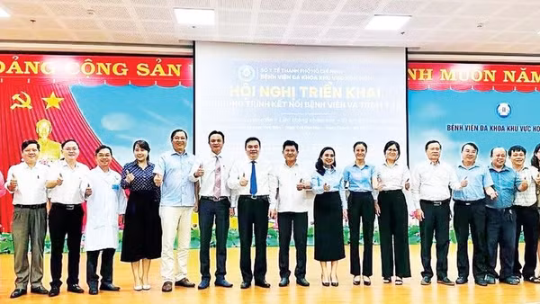 Bệnh viện đa khoa khu vực Hóc Môn đồng hành cùng bốn trạm y tế.