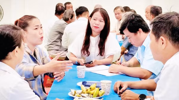 Đại biểu Hội đồng nhân dân phường Chánh Hiệp tiếp xúc cử tri kết hợp cà-phê sáng tại Văn phòng Khu phố Chánh Mỹ 1.