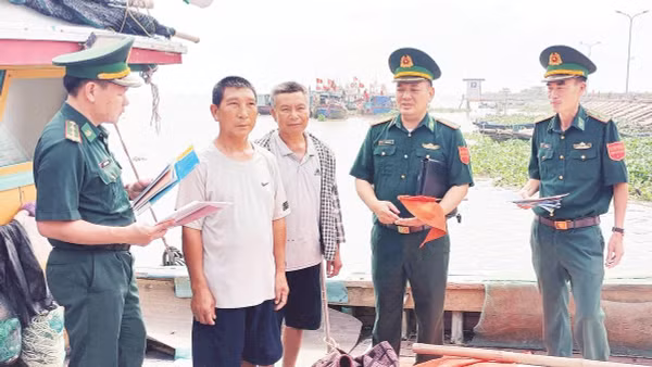 Lực lượng Bộ đội Biên phòng tỉnh Hưng Yên phổ biến, tuyên truyền việc thực hiện IUU cho ngư dân.