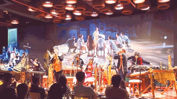 Chương trình nghệ thuật dân tộc Chào Show thu hút nhiều du khách đến thưởng thức âm nhạc và ẩm thực Việt Nam (Ảnh MẠNH HẢO)