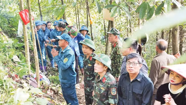 Lực lượng chức năng khảo sát, định vị tại thôn Thạch Ngõa, xã Thượng Minh trước khi tiến hành khai quật tìm kiếm hài cốt liệt sĩ Lê Tước.
