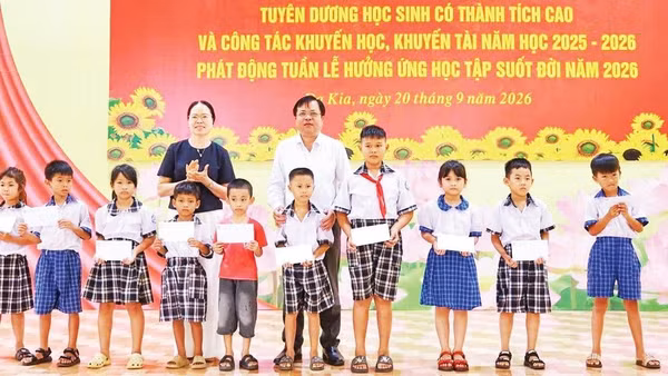 Hội Khuyến học thành phố Đồng Nai trao học bổng tặng học sinh xã Đa Kia.