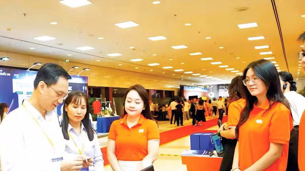 Các đại biểu Quảng Ninh tham quan, tìm hiểu các gian hàng trưng bày, giới thiệu sản phẩm khoa học công nghệ, đổi mới sáng tạo.
