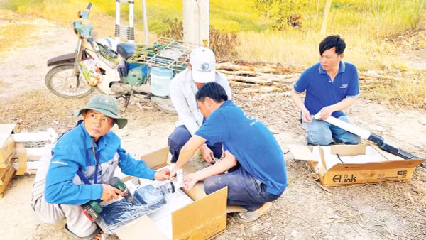 Công nhân lắp ráp đèn năng lượng mặt trời để thắp sáng đường tuần tra biên giới tỉnh Tây Ninh.