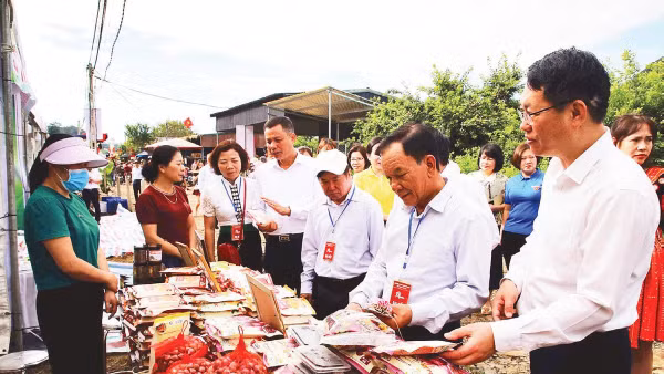 Giới thiệu sản phẩm nông sản tại Ngày hội hái quả Mộc Châu (Ảnh NGUYỄN HẠNH)
