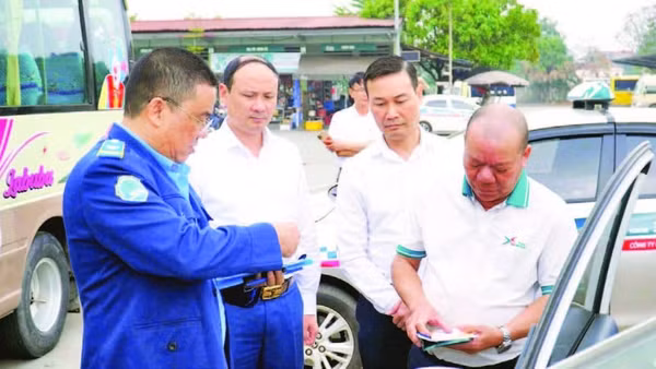 Lực lượng chức năng kiểm tra phương tiện vận tải tại Bến xe trung tâm tỉnh Thái Nguyên (Ảnh HỒNG ĐÔNG).