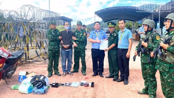 Bộ đội Biên phòng tỉnh Điện Biên bàn giao, trao trả đối tượng cho lực lượng chức năng phía Trung Quốc. (Ảnh: LÊ LAN)
