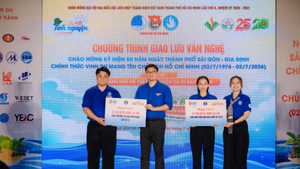Đại diện Hội Sinh viên Việt Nam Trường đại học Văn Hiến trao tặng công trình máy lọc nước cho Trường tiểu học Cao Văn Ngọc - cơ sở 2 và Nhà Văn hóa Khu dân cư số 5 tại Đặc khu Côn Đảo, Thành phố Hồ Chí Minh (Ảnh: Trường đại học Văn Hiến)