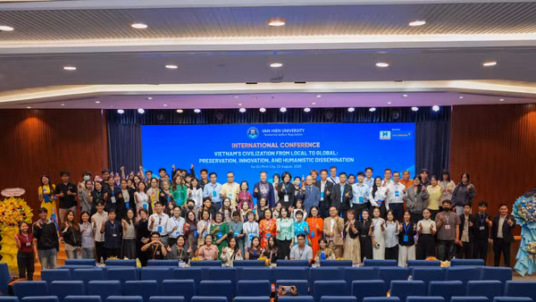 Hội thảo khoa học quốc tế “Văn hiến Việt Nam từ bản địa đến toàn cầu” với sự tham dự của đông đảo học giả, nhà nghiên cứu, giảng viên, sinh viên, đại biểu trong và ngoài nước. (Ảnh: Trường đại học Văn Hiến)