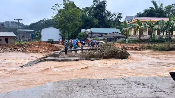 Mưa lớn gây xói mất đường dẫn ngầm phía đầu tuyến Ngầm Bản Lề Km28+800/ĐT.235B tỉnh Lạng Sơn. (Ảnh: Sở Xây dựng Lạng Sơn cung cấp)