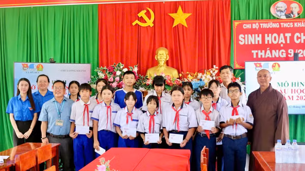 Đoàn Thanh niên xã Mỹ Đức phối hợp Trường trung học cơ sở Mỹ Đức hỗ trợ các học sinh có hoàn cảnh khó khăn. (Ảnh: Đoàn Thanh niên xã Mỹ Đức cung cấp)