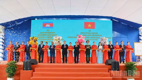 Quang cảnh cắt băng khai trương cặp Cửa khẩu quốc tế đường bộ Khánh Bình-Chrey Thom. (Ảnh: Thanh Dũng)