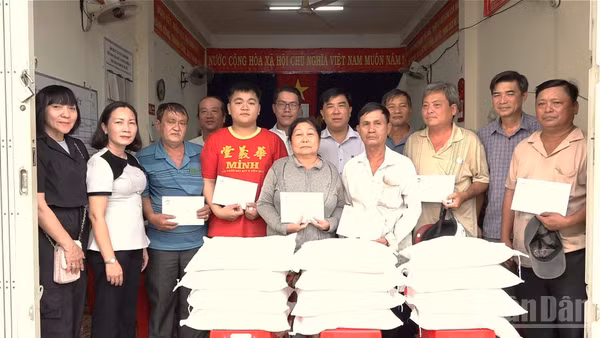 Lãnh đạo phường Châu Đốc thăm hỏi, hỗ trợ 6 hộ có nhà bị cháy ( Ảnh THANH DŨNG)