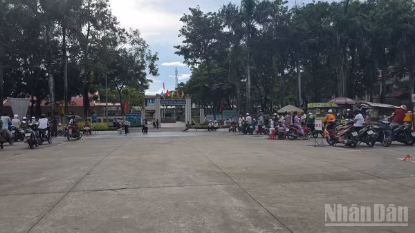 Phụ huynh An Giang đưa đón con em đi học. (Ảnh: THANH DŨNG)