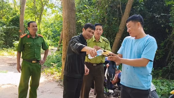 Ngành chức năng tiến hành thả chim cao cát về tự nhiên. (Ảnh: Chi cục Kiểm lâm An Giang cung cấp)