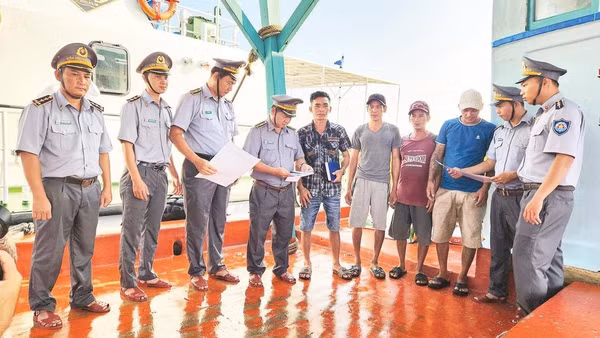 Lực lượng Thủy sản và Kiểm ngư tỉnh An Giang tuyên truyền trực tiếp cho ngư dân về phòng chống IUU.