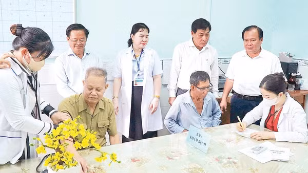 Lãnh đạo tỉnh Cà Mau trực tiếp kiểm tra công tác khám sàng lọc cho người dân tại cơ sở.
