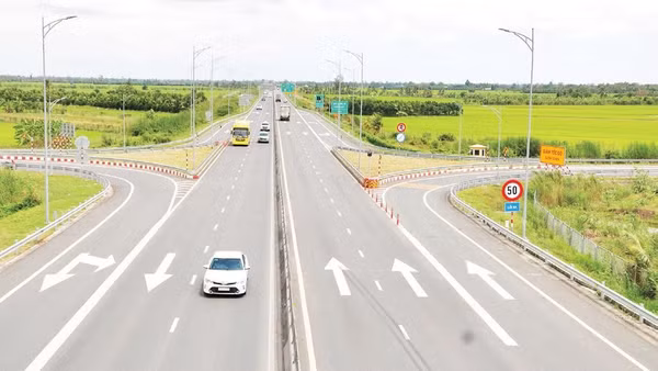 Tuyến đường cao tốc Mỹ Thuận-Cần Thơ đoạn qua tỉnh Vĩnh Long kết nối địa phương với các tỉnh, thành phố lân cận.