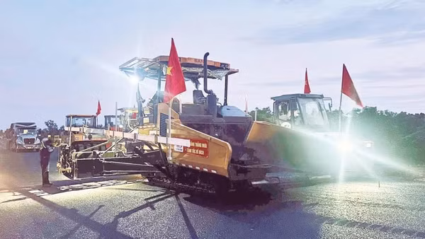 1-Nhà thầu tranh thủ thời tiết thuận lợi để thi công vào ban đêm nhằm kịp tiến độ.