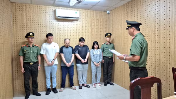 Các đối tượng tại cơ quan chức năng.