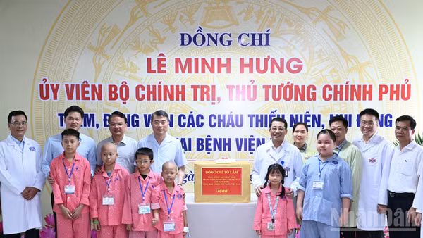 Thủ tướng Lê Minh Hưng trao quà của Tổng Bí thư, Chủ tịch nước Tô Lâm tặng các bệnh nhi đang điều trị tại Bệnh viện K (cơ sở Tân Triều, phường Thanh Liệt).