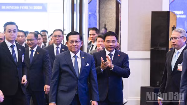 Tổng thống Myanmar Min Aung Hlaing và Phó Thủ tướng Chính phủ Nguyễn Văn Thắng dự Diễn đàn Doanh nghiệp Myanmar-Việt Nam.