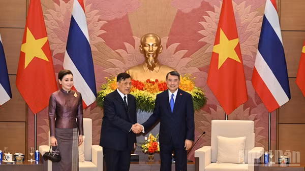 Thủ tướng Lê Minh Hưng đón Nhà vua Vương quốc Thái Lan Maha Vajiralongkorn Phra Vajiraklaochaoyuhua và Hoàng hậu. (Ảnh TRẦN HẢI)