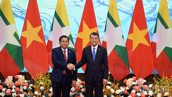Thủ tướng Lê Minh Hưng và Tổng thống nước Cộng hòa Liên bang Myanmar Min Aung Hlaing. (Ảnh: TRẦN HẢI)