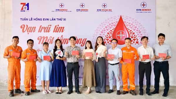 Đông đảo cán bộ, công nhân viên, người lao động Tổng công ty Phát điện 3 tham gia hiến máu.