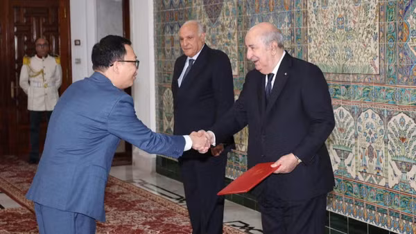 Đại sứ Vũ Duy Long trình Thư Ủy nhiệm lên Tổng thống Abdelmadjid Tebboune. (Ảnh: Đại sứ quán Việt Nam tại Algeria cung cấp)