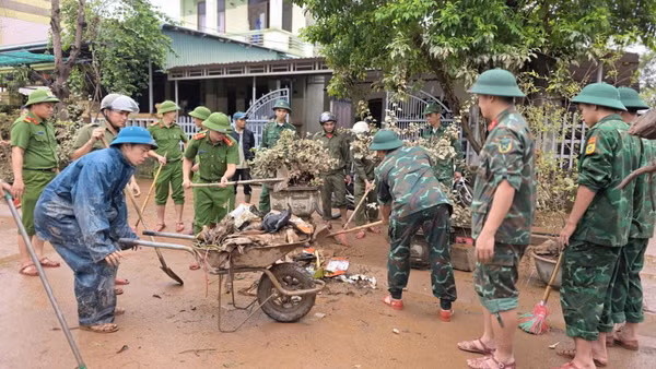 Lực lượng chức năng tỉnh Quảng Trị tổ chức dọn dẹp vệ sinh sau khi nước lũ rút.