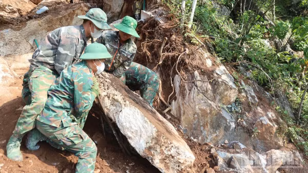 Tìm đồng đội trên điểm cao 685, xã Thanh Thủy. (Ảnh: KHÁNH TOÀN)