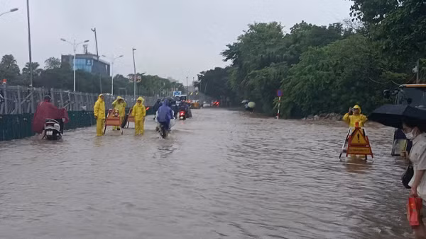 Cán bộ Xí nghiệp thoát nước số 5 ứng trực trên phố Đàm Quang Trung. (Ảnh: Đơn vị cung cấp)