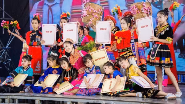 Tiết mục văn nghệ của cô và trò Trường phổ thông nội trú tiểu học và trung học cơ sở Mường Khương (Lào Cai) trong lễ khai giảng năm học 2026-2027 (Ảnh: Nhà trường cung cấp)