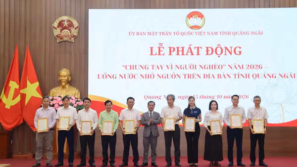 Ủy viên dự khuyết Trung ương Đảng, Phó Bí thư Thường trực Tỉnh ủy, Chủ tịch Ủy ban Mặt trận Tổ quốc Việt Nam tỉnh Quảng Ngãi U Huấn trao Thư cảm ơn, tri ân các tổ chức, cá nhân tích cực chung tay ủng hộ quỹ “Vì người nghèo” và “Đền ơn đáp nghĩa”. (Ảnh: HIỂN CỪ)