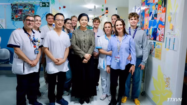 Bà Ngô Phương Ly, Phu nhân Tổng Bí thư, Chủ tịch nước với cán bộ, nhân viên Bệnh viện Nhi Đại học Hoàng hậu Fabiola (HUDERF). (Ảnh: TTXVN)