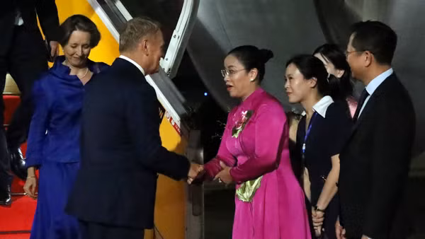 Phó Chủ tịch Ủy ban nhân dân thành phố Đà Nẵng Nguyễn Thị Anh Thi đón Thủ tướng Cộng hòa Ba Lan Donald Tusk tại Sân bay Quốc tế Đà Nẵng. (Ảnh: TTXVN)