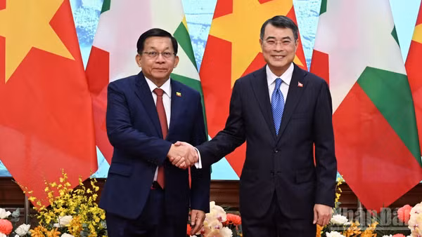 Thủ tướng Chính phủ Lê Minh Hưng và Tổng thống Myanmar Min Aung Hlaing. (Ảnh: TRẦN HẢI)